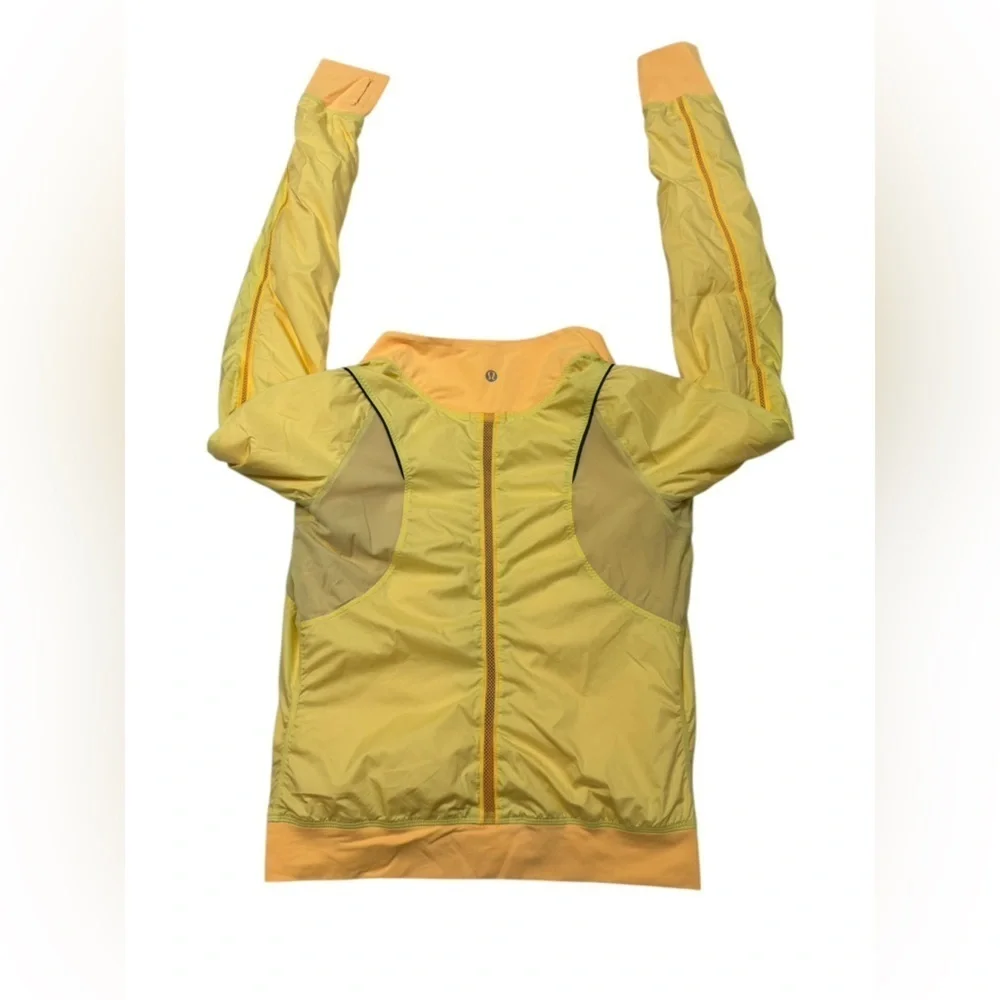 Lululemon Run: Two To Make It True Jacket in Mellow Lemon / Burning Yellow